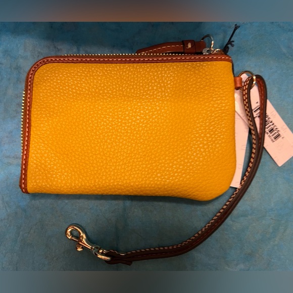 NWT!!  NEW!!  DOONEY & BOURKE Pebble Grain Multi Functional Zip Around MUSTARD - Picture 2 of 4